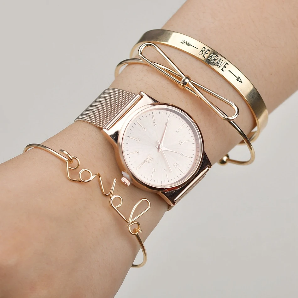 Ensemble de bracelets multicouches lettres anglaises, feuilles et amour. Exprimez votre affection avec élégance grâce à ce magnifique ensemble, parfait pour toutes les occasions.