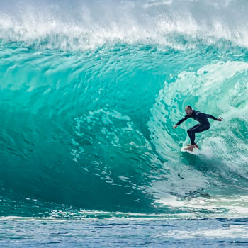 um surfista está surfando uma grande onda no oceano .