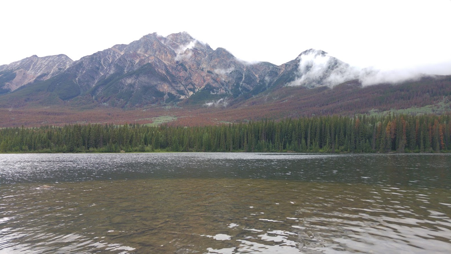 Pyramid Mountain boven Pyramid Lake