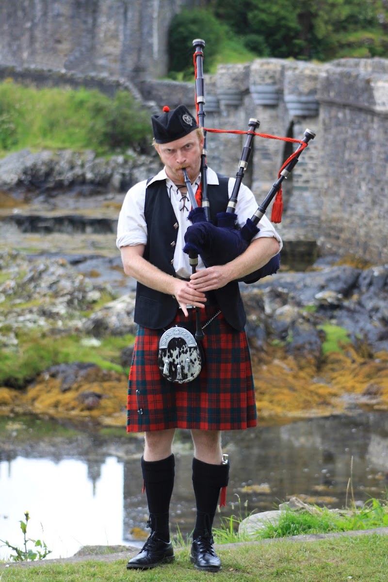 Piper davanti al Eilean Donan Castle di vincenzo_v