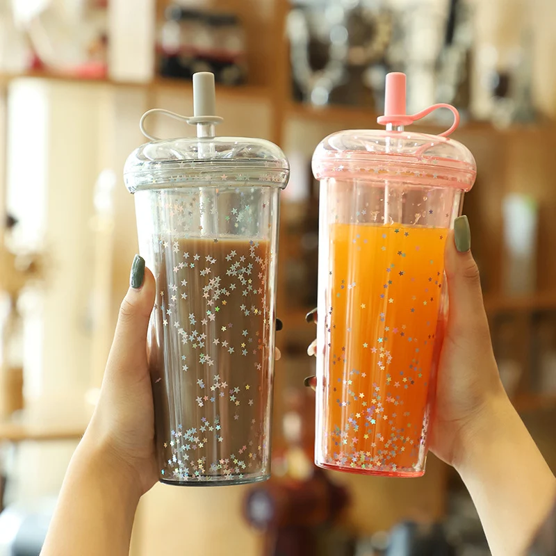 Damen Tragbare Minimalistische Trinkbecher mit Strohhalm für unterwegs. Stilvoll und praktisch für Kaffee, Tee und mehr.
