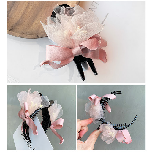 Title 5, Koreaanse haarclip met bloemen, grijprug, midde...