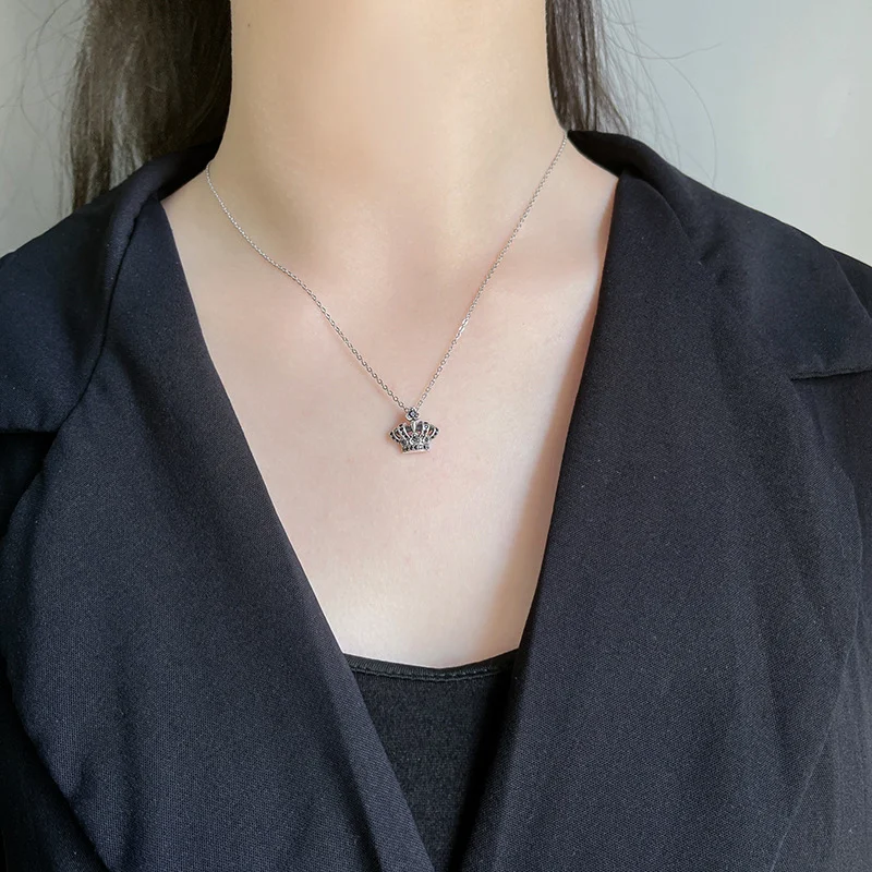S925 Sterling Zilveren Zwarte Zirkoon Kleine Thaise Zilveren Kroonhanger Retro Versleten Ketting, een stijlvolle en unieke accessoire.