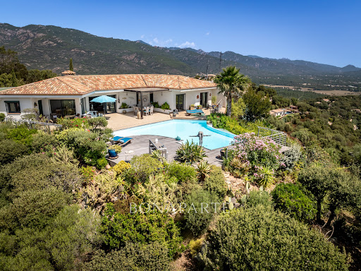 Propriété avec piscine et jardin 3