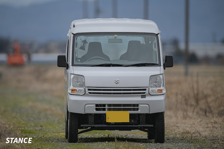 エブリイバンのちょい上げエブリイ・車中泊仕様・真正面ショット・農道ドライブ・重機コラボに関するカスタム事例の投稿画像1枚目