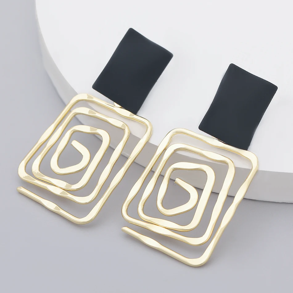 Boucles d'oreilles géométriques en alliage pour femmes. Accessoire de mode tendance et léger. Sublimez votre look quotidien avec ces bijoux uniques et élégants.