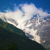 Le montagne sono le grandi cattedrali della terra, con i loro portali di roccia, i mosaici di nubi, i cori dei torrenti, gli altari di neve, le volte di porpora scintillanti di stelle. (John Ruskin) di 