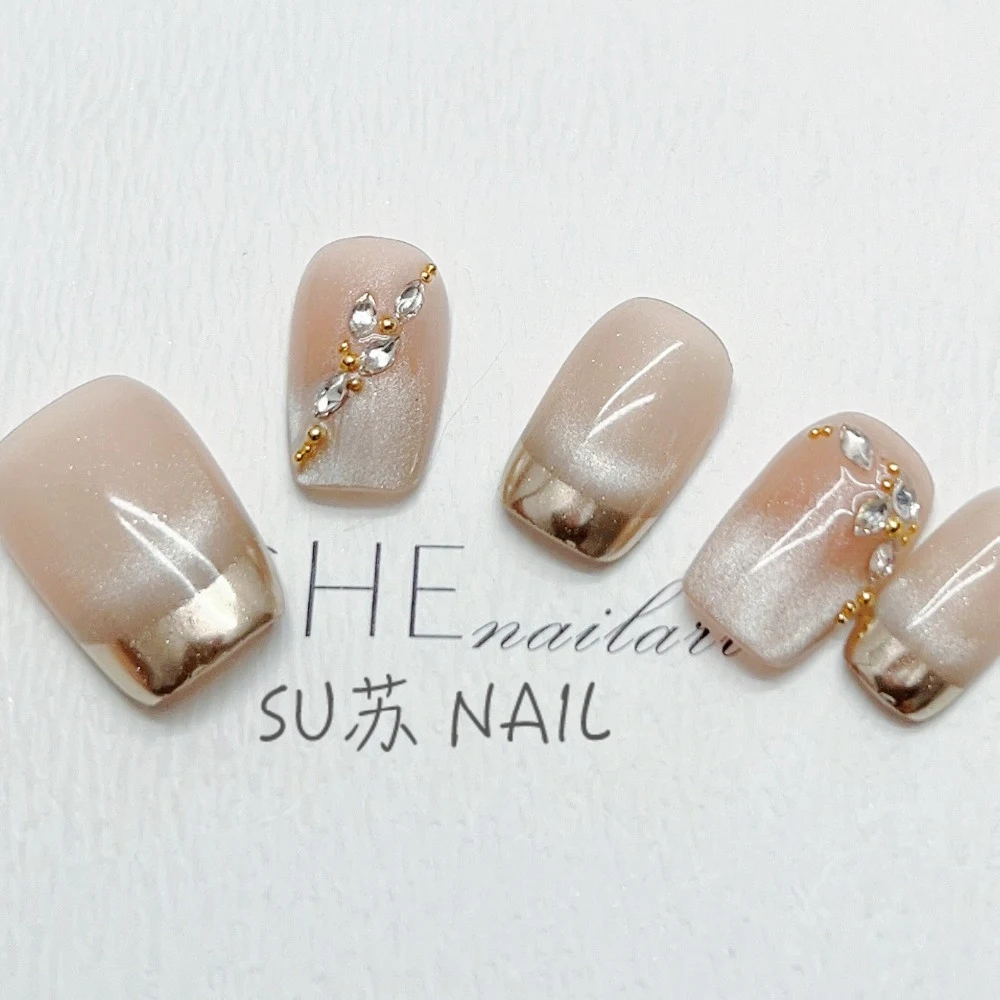 Armatura da mano con strass occhio di gatto francese bianchi. Proteggi e valorizza la tua mano con stile ed eleganza unici.