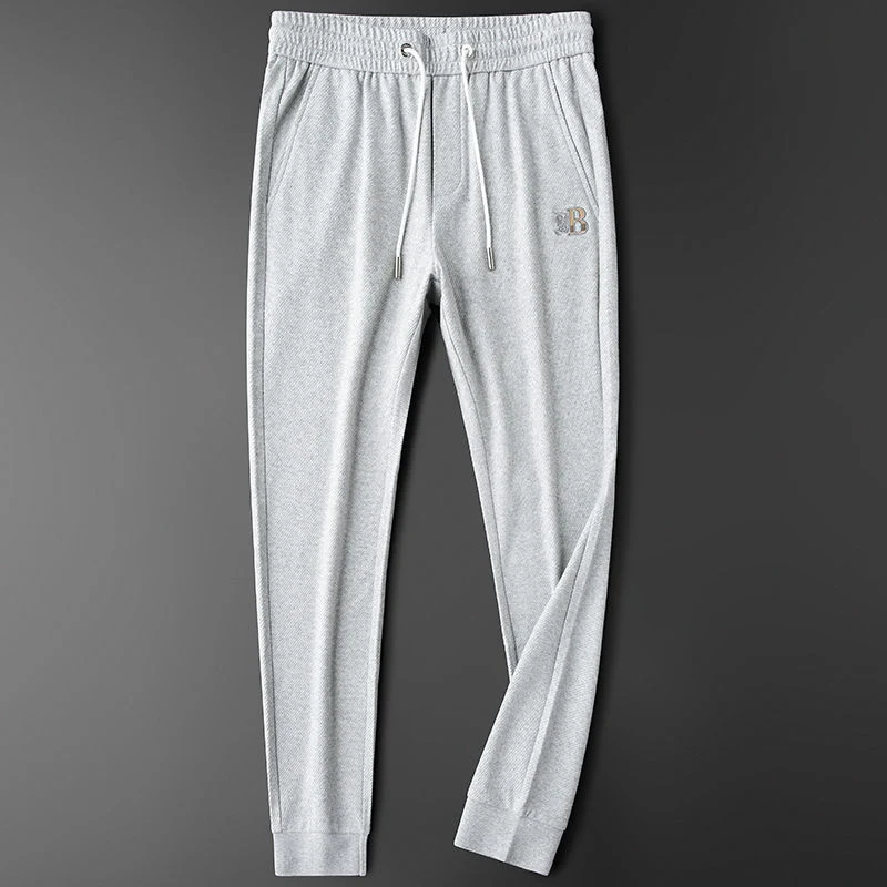 Pantalones deportivos de hombre tobilleros sueltos y recortados para mayor comodidad y libertad de movimiento perfectos para entrenar o relajarse.