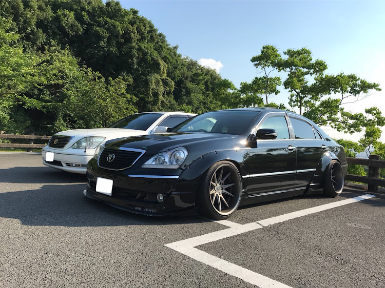 クラウンマジェスタの18マジェスタ・30セルシオ・ツーショットに関するカスタム事例の投稿画像1枚目