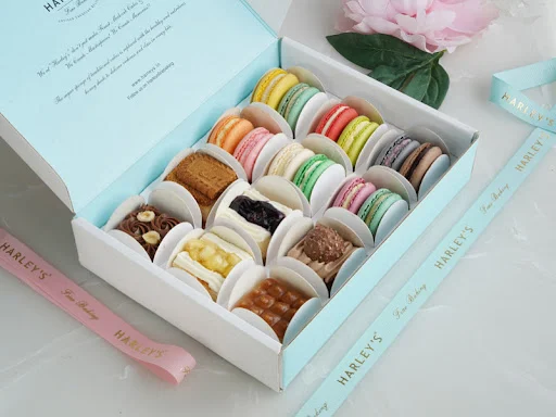 Pack Of 6 Cheesecakes And 12 Macarons