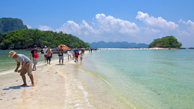 Walk on the sandbar connecting Tub, Mor and Chicken Island