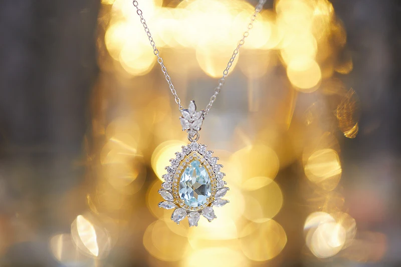 Collier Topaze Personnalisé pour Femme, un cadeau élégant. Créez votre propre style avec ce bijou féminin et sophistiqué.