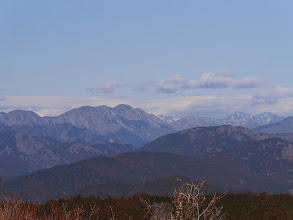 右から笊ヶ岳・八紘嶺・大光山・十枚山・岩岳・仏谷山など