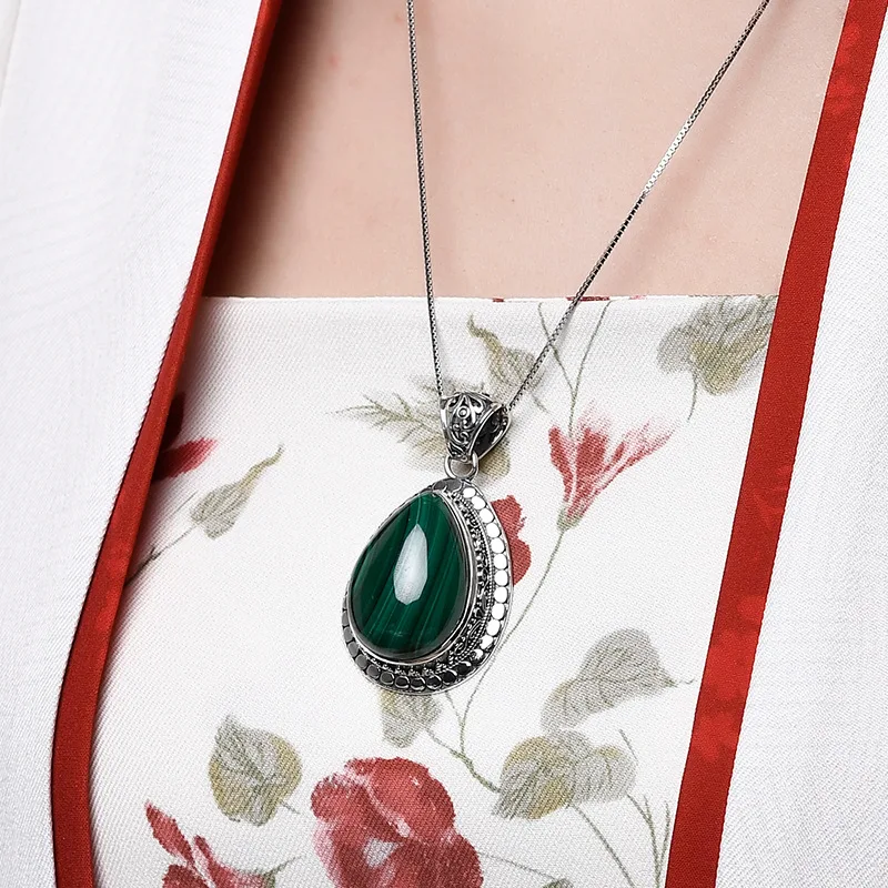 Retro groene druppelvormige hanger voor dames van S925 zilver, een stijlvol sieraad dat elke outfit een vleugje vintage charme geeft.