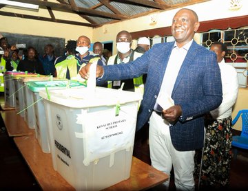 Deputy President William Ruto casts his vote at at Kosachei Primary School in Turbo Constituency