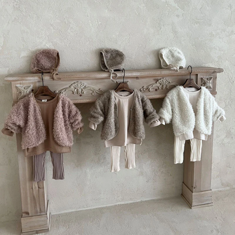 Leggings tricotés à rayures creuses pour bébés et tout-petits, doux et confortables, vêtements d'intérieur parfaits pour jouer et se détendre.