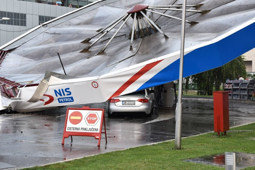 Srušila se nadstrešnica benzinske pumpe u Novom Sadu