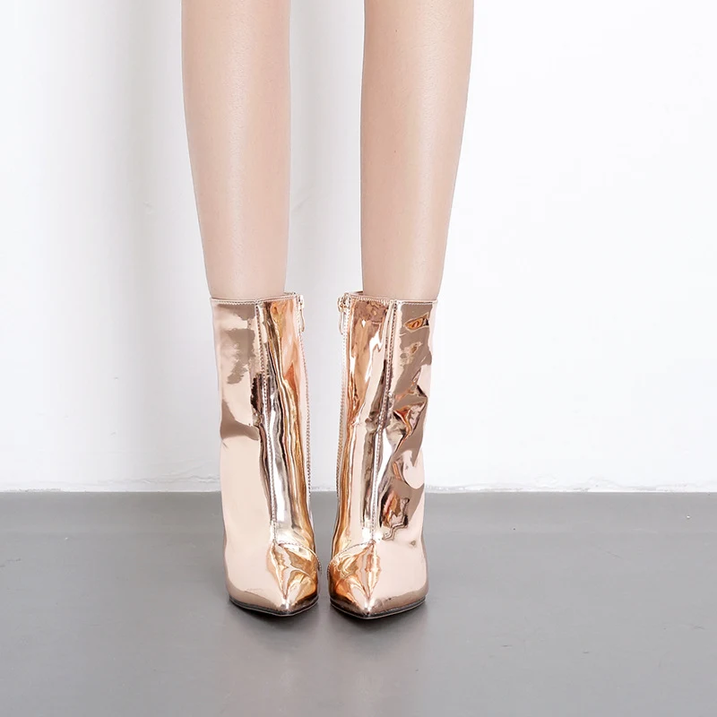 Botas altas de caballero con cremallera, tacón grueso y punta afilada, fabricadas en charol, ideales para un look elegante y audaz.
