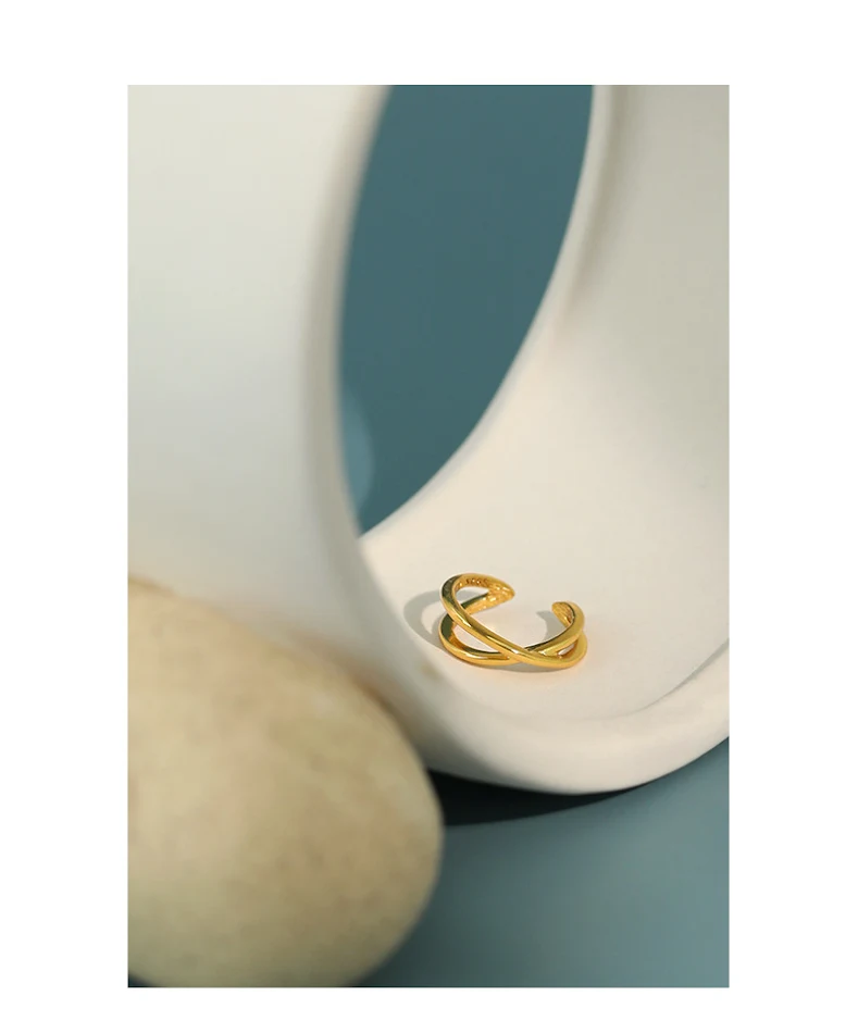 Brinco de pressão minimalista em prata S925 entrelaçado em X, combina com tudo, sem furo na orelha, estilo elegante e discreto para qualquer ocasião.
