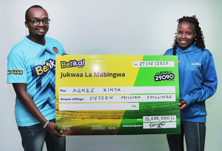 Betika midweek jackpot winner Agnes Kinya with Betika product manager Kent Kagicha