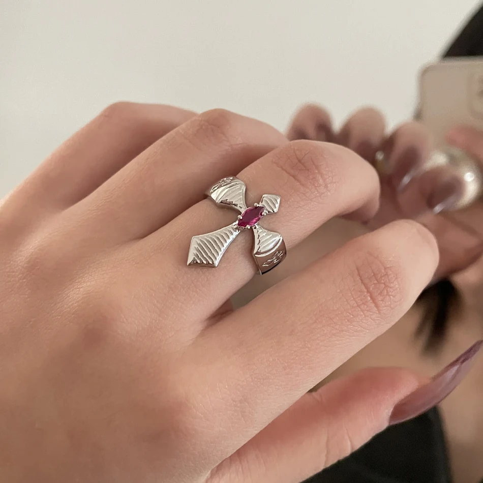 Bague Simple Haut de Gamme Design Niche Retro Light Luxury, un bijou élégant et intemporel pour sublimer votre style avec une touche de luxe discrète.