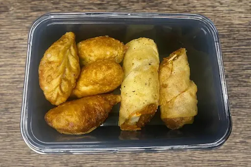 Paneer Fried Momos [4 Pieces] With Veg Spring Roll [4 Pieces]