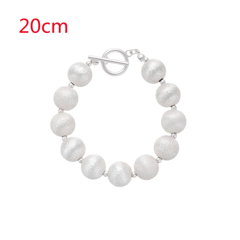 Originele design kralen armband en ketting set. Ronde streetstyle kralen voor een opvallende look. Clavicle sieraden voor dames.