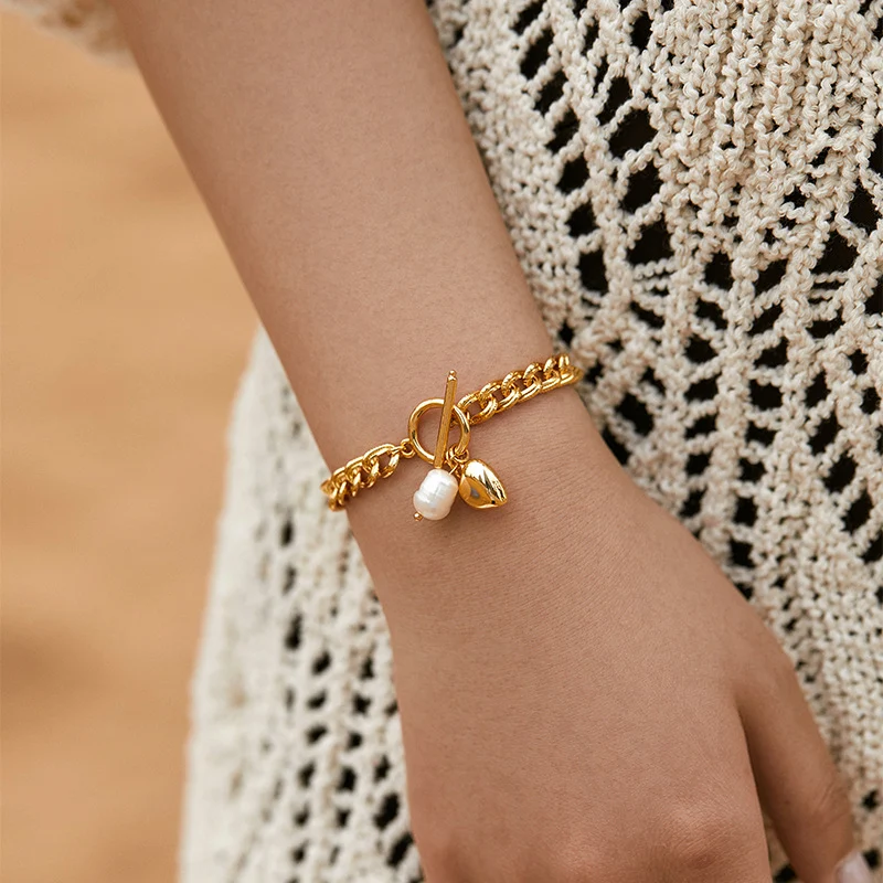 Bijoux Élégants Rétro Européens et Américains. Sublimez votre style avec des créations vintage uniques et sophistiquées. Découvrez ces trésors.