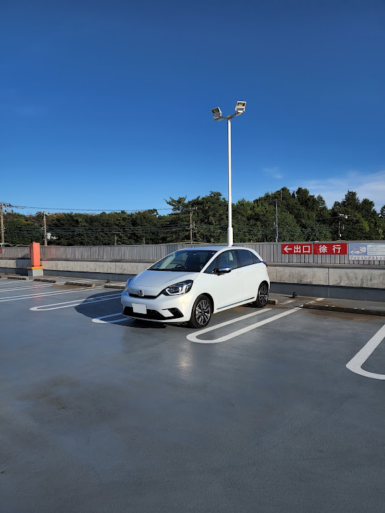 フィットの自宅の駐車場・マーケットシティ所沢の屋上駐車場に関するカスタム事例の投稿画像14枚目