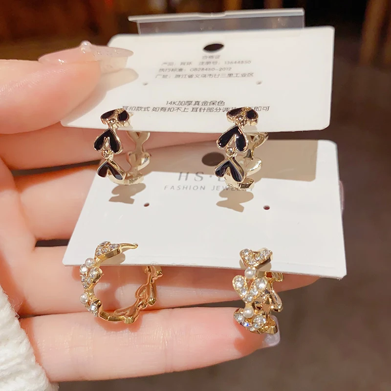 Clip d'oreille féminin cœur doux et aimant avec huile dégoulinante, pour une touche romantique et élégante, accessoire unique.