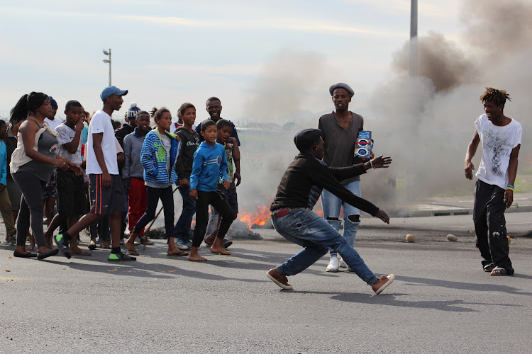 Prince George Drive between Capricorn Park and Steenberg blocked the road with rocks and burning tyres. The protest centred on the alleged non-payment of data capturers working for the City of Cape Town’s Expanded Public Works Programme, who claimed they were promised R143 per day but were paid only R400 after two weeks.