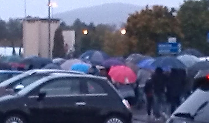 una marea di ombrelli di Prezzemolo