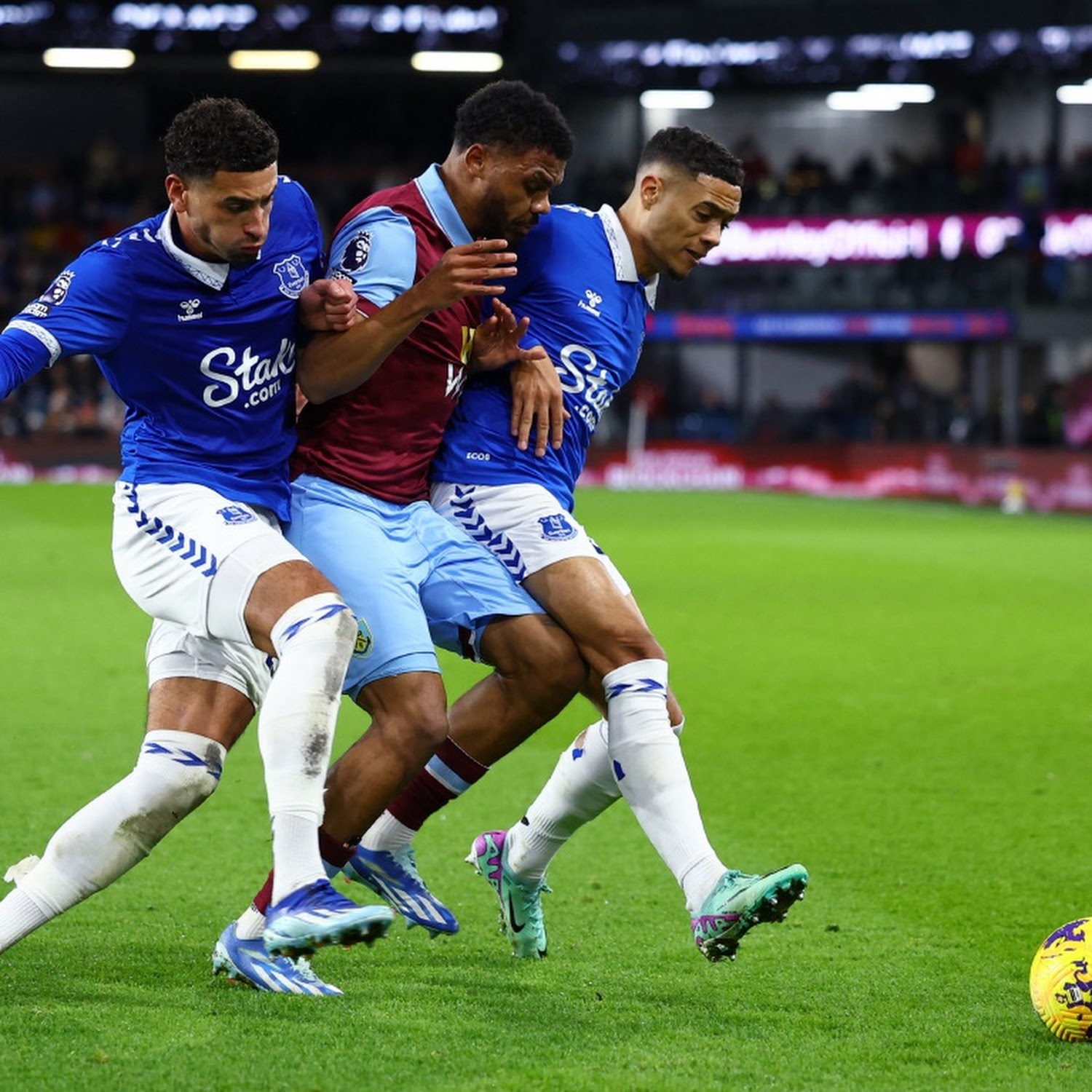 Everton win 2-0 at Burnley to continue climb up the standings