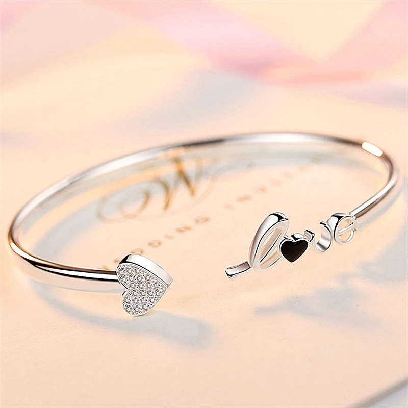 Herzförmiges silberplattiertes Armband voller Diamanten, perfektes Geschenk für ewige Liebe und Romantik.