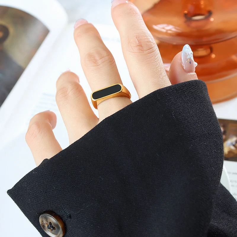 Bague française de mode avec éléments géométriques en acrylique. Un bijou élégant pour femmes, un accessoire tendance et un style unique.