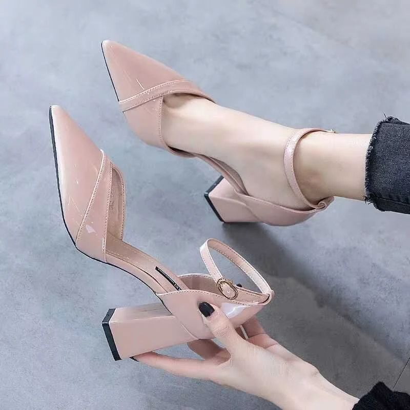 Scarpe singole con fibbia in vernice, versatili e a punta. Design elegante e confortevole per ogni occasione.
