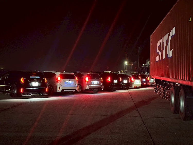プリウスαのPRIUSαプチMT・華金ナイト・カルガモ走行は楽しい・街灯の下の愛車・門司港コンテナに関するカスタム事例の投稿画像2枚目