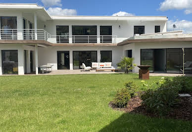 Maison contemporaine avec piscine et jardin 1