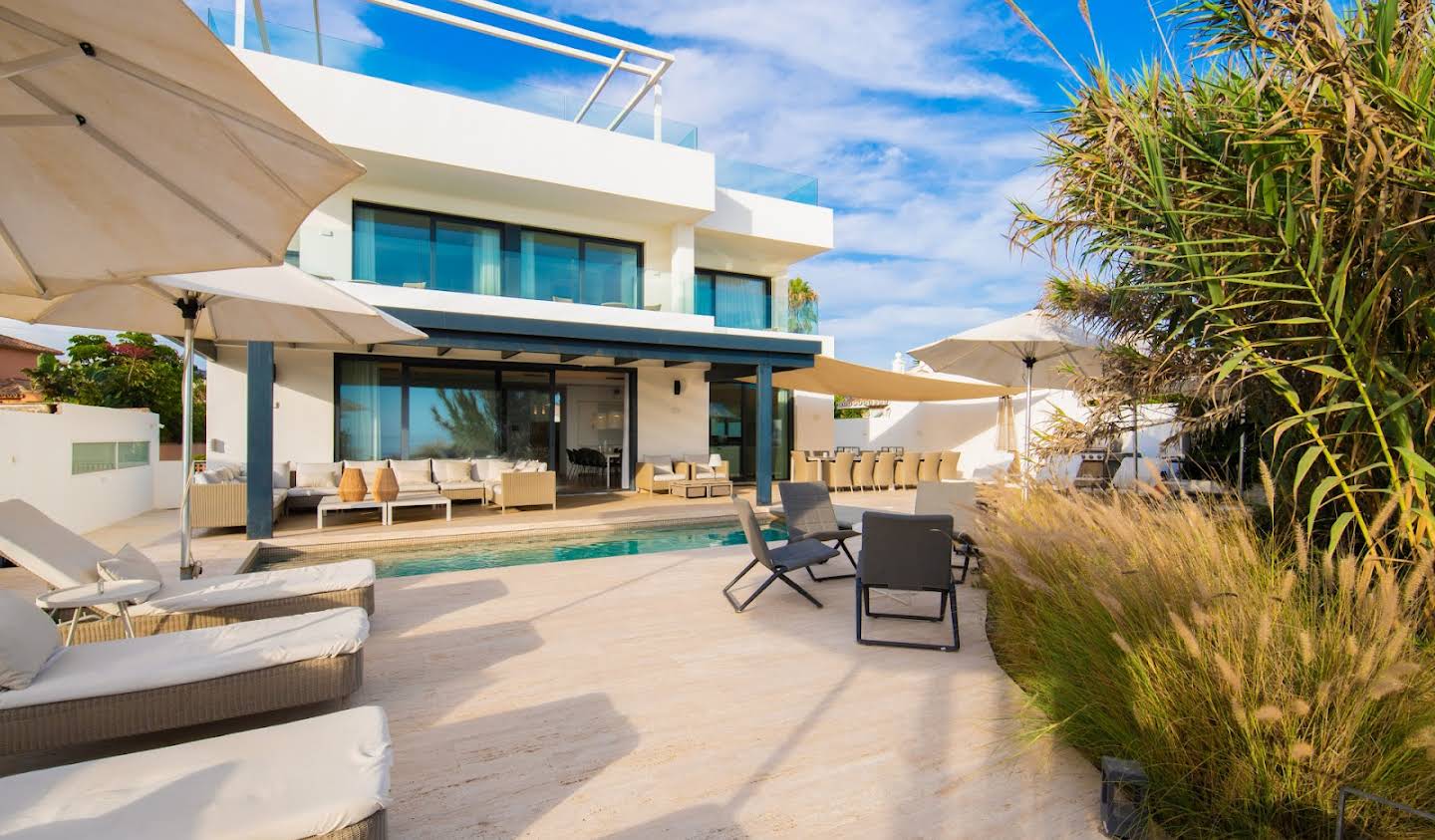 Seaside villa with pool Marbella