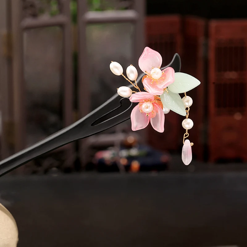 Épingle à cheveux ancienne en bois d'orchidée avec gland et cloche à vent, accessoires de marche pour un style unique et raffiné.