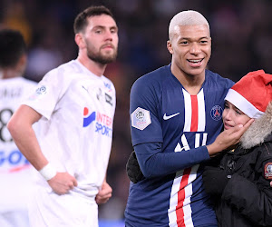 🎥  Mbappé deelt handtekening uit aan jonge fan... tijdens de wedstrijd tegen Amiens