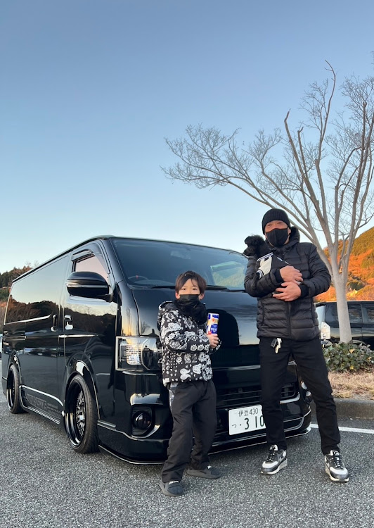 ハイエースバンの孫と愛犬・謹賀新年2025に関するカスタム事例の投稿画像1枚目