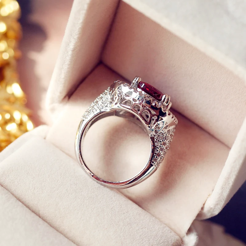 Bague carrée en pierre de sang de pigeon pour l'index central. Un bijou raffiné pour sublimer votre main et affirmer votre style unique.
