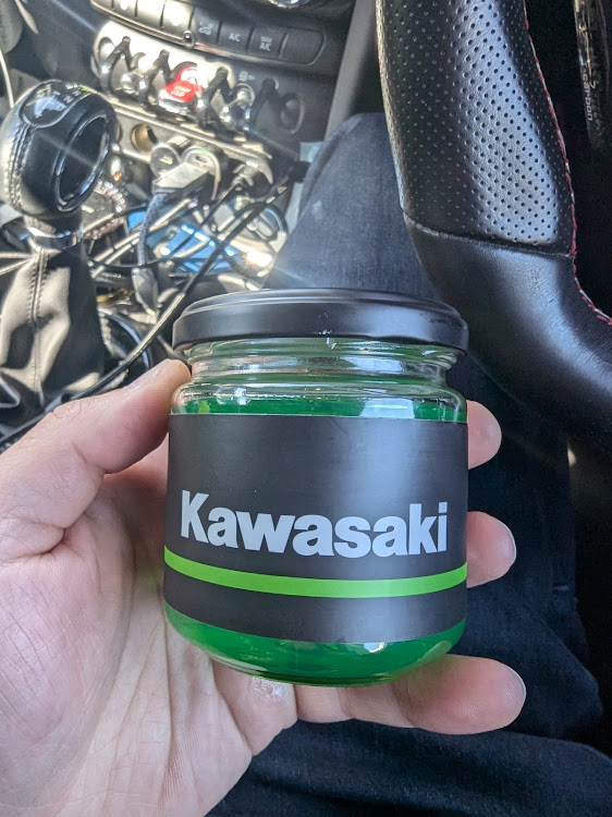 トド丼さんが投稿したVersys 1000SE・Kawasaki・D-unit接続・芳香剤・エンジンガード取り付けました。に関するカスタム事例の投稿画像1枚目