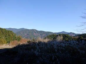 午後になっても良い天気（左奥に思親山、中央右に白水山）