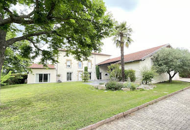 House with pool and terrace 8