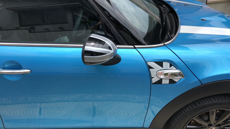 Clubman Cooper Sのドアミラーカバー交換に関するカスタム事例の投稿画像2枚目