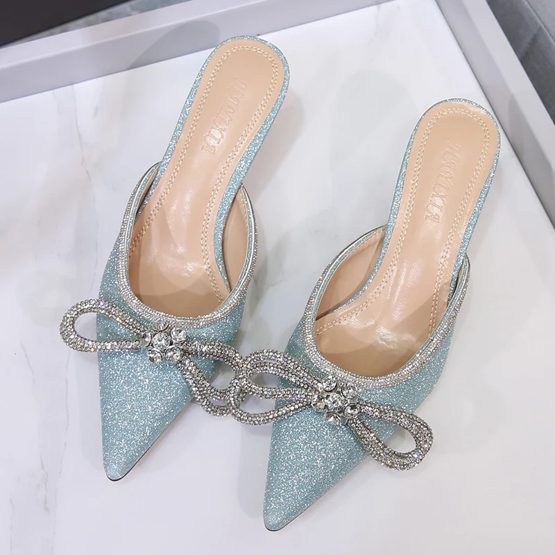 Dames sandalen met strass strik en satijnen neus. Elegant en sprankelend, ideaal voor speciale gelegenheden en een stijlvolle uitstraling.