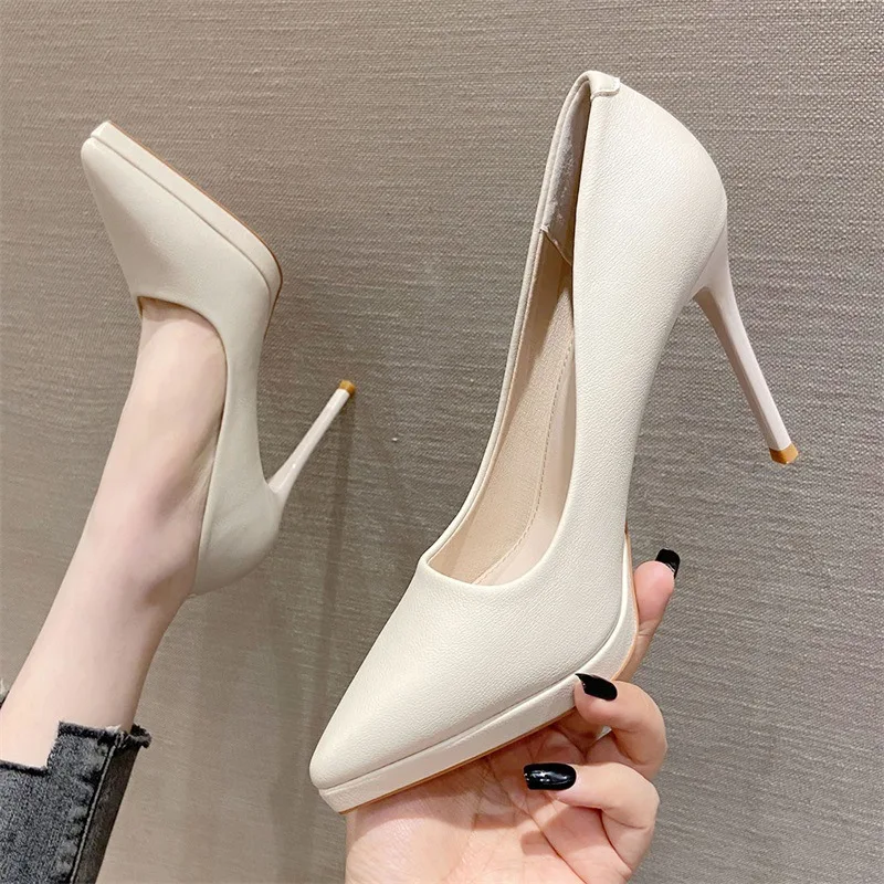 Sexy pumps met spitse neus en een 10cm stiletto hak. Deze hakken geven je een elegante uitstraling en laten je benen langer lijken.